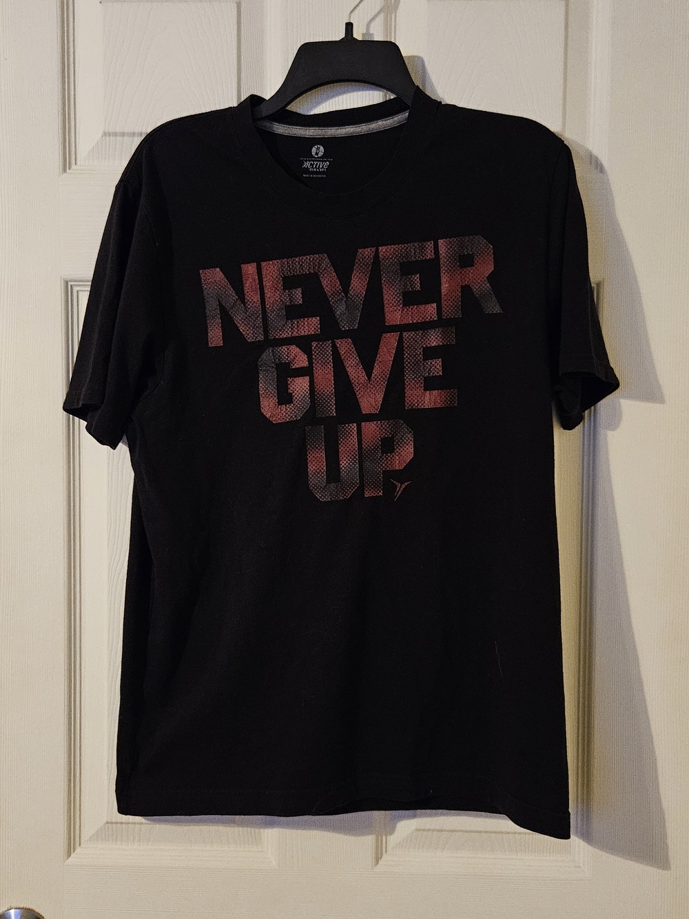Old Navy Black Short-Sleeve Tee with Red Gradient 'Never Give Up' Graphic